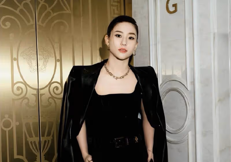 澳門這一夜,將25歲趙露思的尷尬體現得淋漓盡致,賭王之女贏麻了