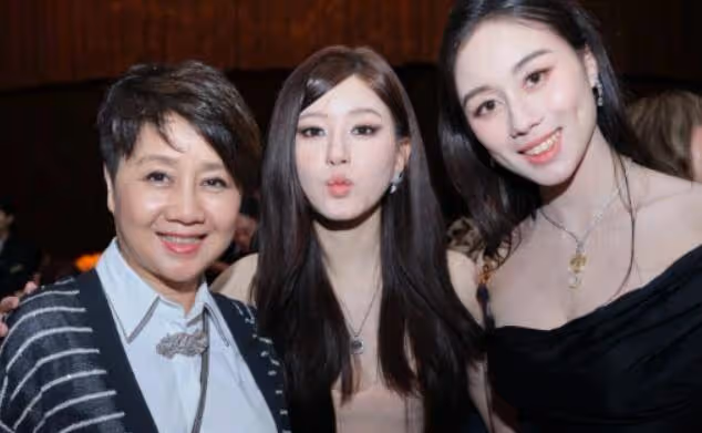 澳門這一夜,將25歲趙露思的尷尬體現得淋漓盡致,賭王之女贏麻了