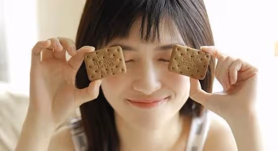 女人跟你開這三種玩笑，不是在撩你，而是假戲真做，動情了