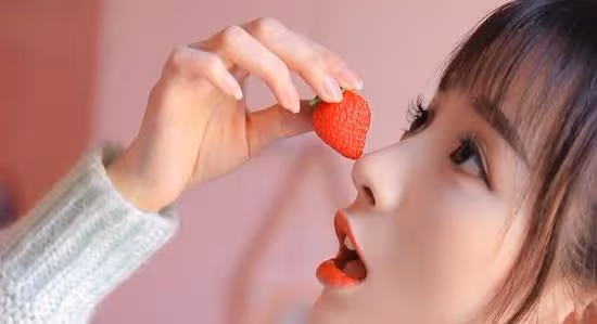女人跟你開這三種玩笑，不是在撩你，而是假戲真做，動情了