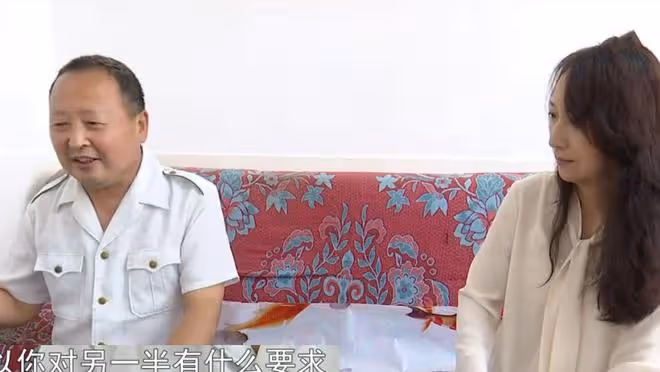 50歲氣質女相親,遇到男教師秒害羞,她直言:咱倆啥關係,你定