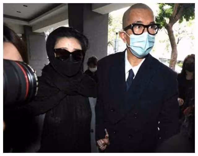 大S穿透視裝亮相公公葬禮,時尚與傳統對決,勝負未定?