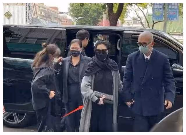 大S穿透視裝亮相公公葬禮,時尚與傳統對決,勝負未定?