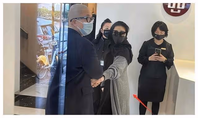 大S穿透視裝亮相公公葬禮,時尚與傳統對決,勝負未定?