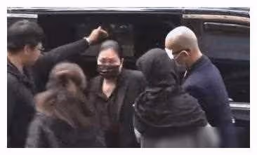 大S穿透視裝亮相公公葬禮,時尚與傳統對決,勝負未定?