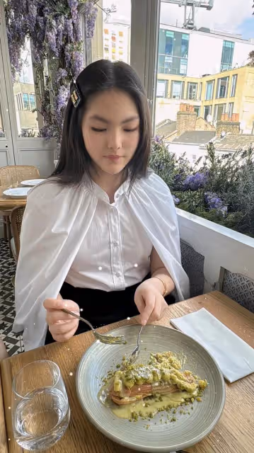 王詩齡成寶馬mini代言人,背17萬包塗萬元口紅,資源超一線女星!