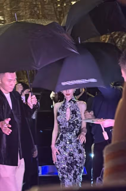 Angelababy上海看秀咖位直降,和00花同框被冷落,生圖顏值下跌!