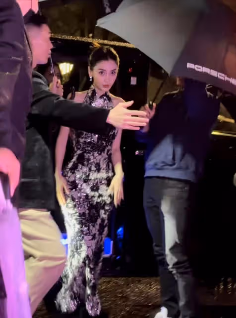 Angelababy上海看秀咖位直降,和00花同框被冷落,生圖顏值下跌!