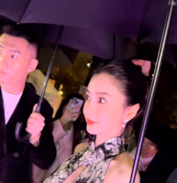 Angelababy上海看秀咖位直降,和00花同框被冷落,生圖顏值下跌!