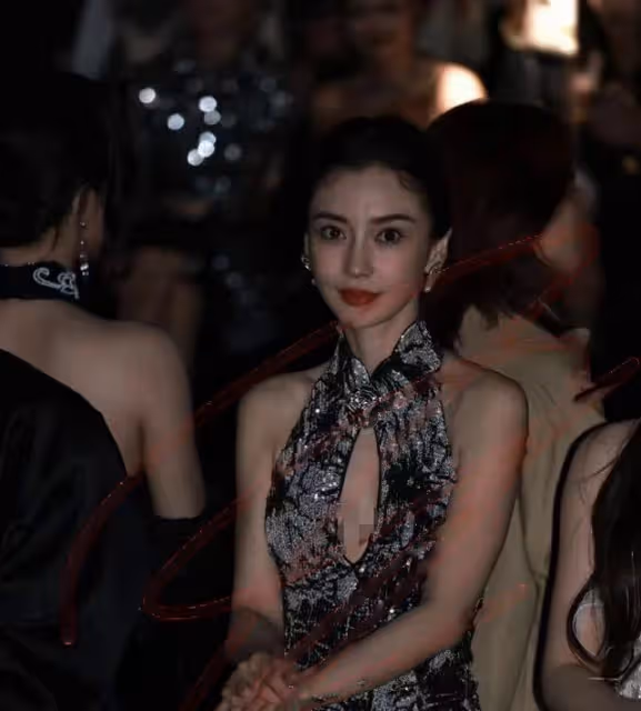 Angelababy上海看秀咖位直降,和00花同框被冷落,生圖顏值下跌!