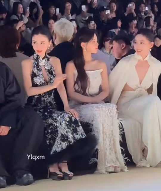 Angelababy上海看秀咖位直降,和00花同框被冷落,生圖顏值下跌!