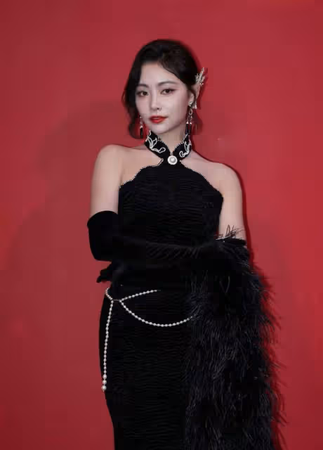 Angelababy上海看秀咖位直降,和00花同框被冷落,生圖顏值下跌!