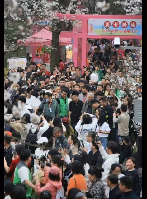 前腳董宇輝為湖北文旅免費宣傳，後腳就被噴出行排場大前呼後擁！