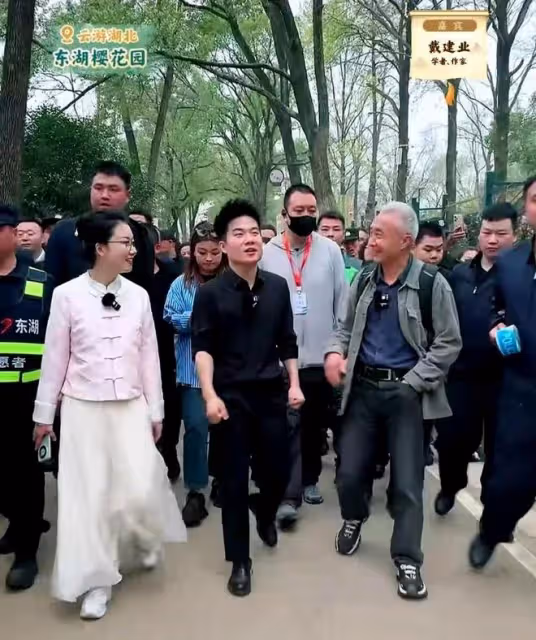 黃鶴樓上，俞敏洪很是尷尬，董宇輝情商高輕鬆化解俞敏洪的尷尬！