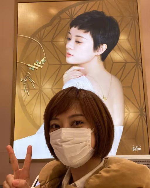 孫儷私下的時候穿的真像個女學生,坐在鄧超旁邊,顯得更嫩了