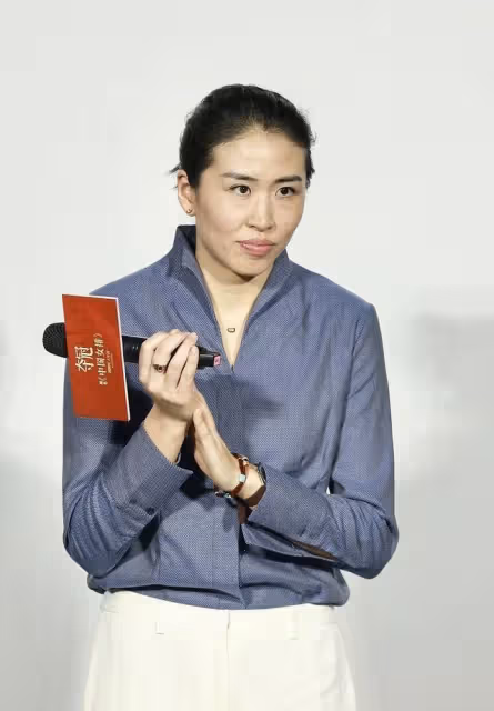 郎平的女兒長得挺英氣的,穿一身襯衫配白褲子,眼神中帶著犀利