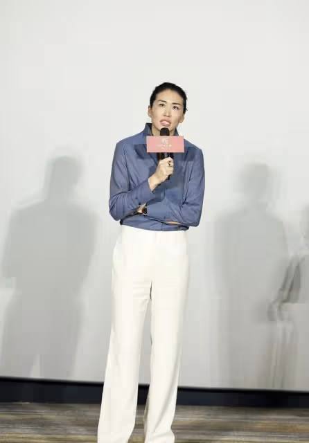 郎平的女兒長得挺英氣的,穿一身襯衫配白褲子,眼神中帶著犀利