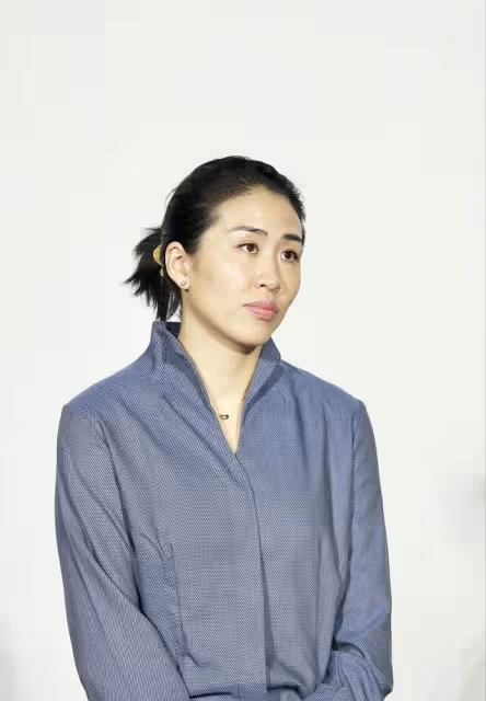 郎平的女兒長得挺英氣的,穿一身襯衫配白褲子,眼神中帶著犀利