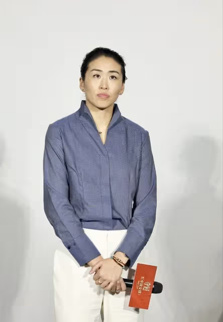 郎平的女兒長得挺英氣的,穿一身襯衫配白褲子,眼神中帶著犀利