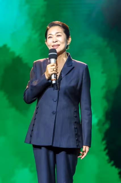 倪萍就算變老也依舊很有氣韻,笑起來的時候顴骨突出,更有古典美