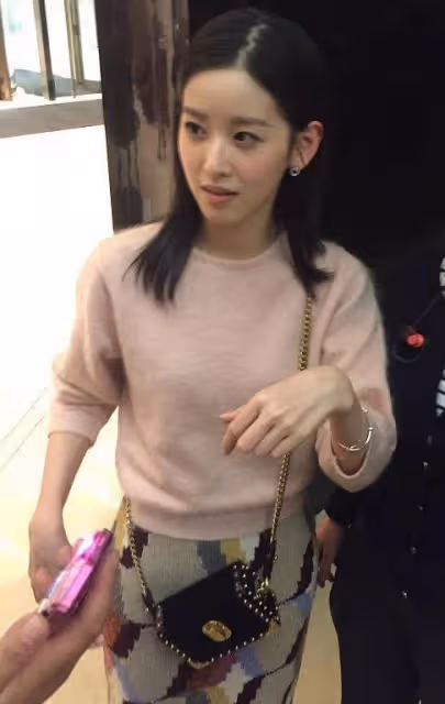 章澤天側身的時候有點讓人失望,雖然長得挺清純的,但身材平淡
