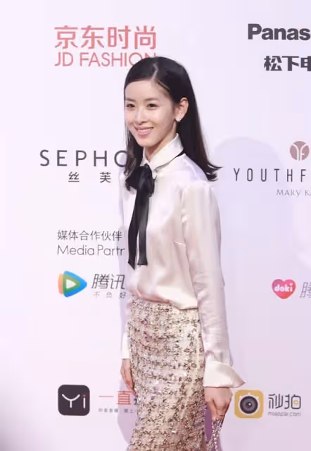 章澤天側身的時候有點讓人失望,雖然長得挺清純的,但身材平淡
