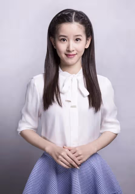 章澤天側身的時候有點讓人失望,雖然長得挺清純的,但身材平淡