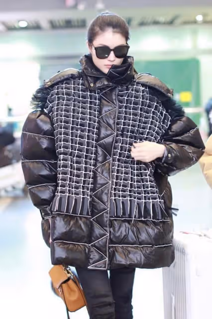 何穗真是仗著自己身材好就胡亂穿衣服,這麼肥的棉服,看著就兜風