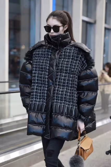 何穗真是仗著自己身材好就胡亂穿衣服,這麼肥的棉服,看著就兜風