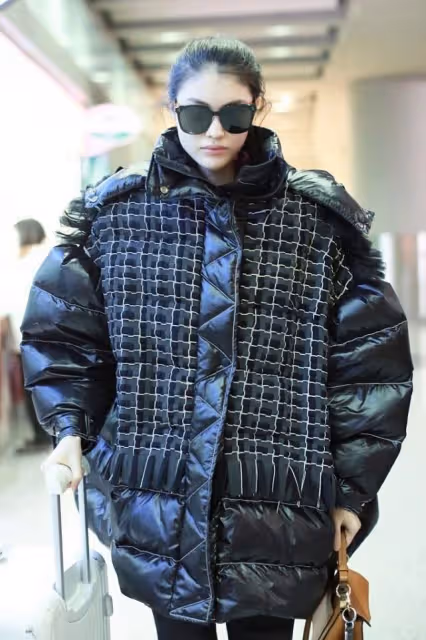 何穗真是仗著自己身材好就胡亂穿衣服,這麼肥的棉服,看著就兜風