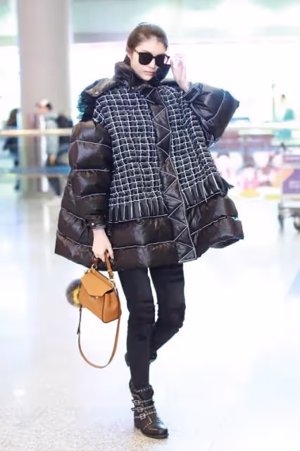 何穗真是仗著自己身材好就胡亂穿衣服,這麼肥的棉服,看著就兜風