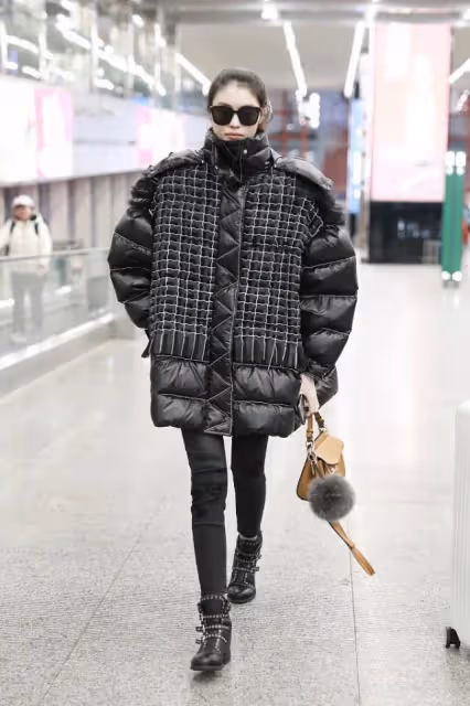 何穗真是仗著自己身材好就胡亂穿衣服,這麼肥的棉服,看著就兜風