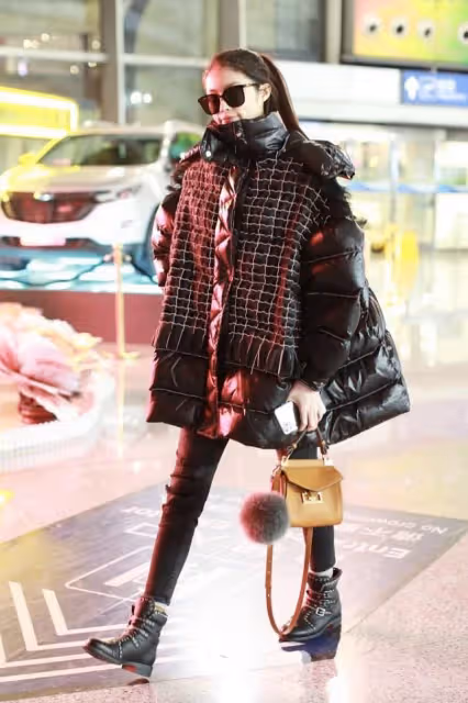 何穗真是仗著自己身材好就胡亂穿衣服,這麼肥的棉服,看著就兜風