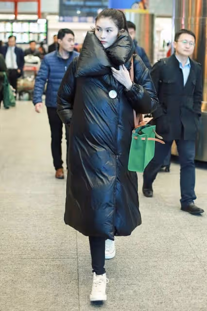 何穗真是仗著自己身材好就胡亂穿衣服,這麼肥的棉服,看著就兜風