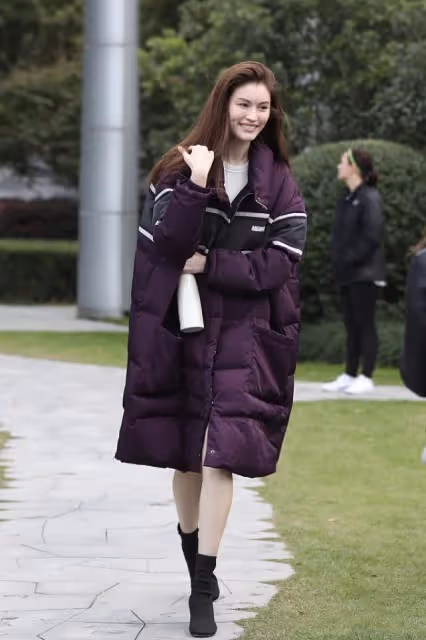 何穗真是仗著自己身材好就胡亂穿衣服,這麼肥的棉服,看著就兜風