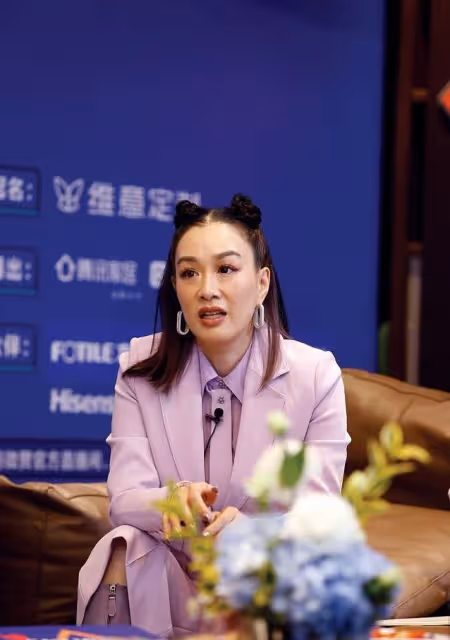 鍾麗緹為了顯嫩也是拼了,頭頂上扎倆小丸子,感覺真挺有個性的