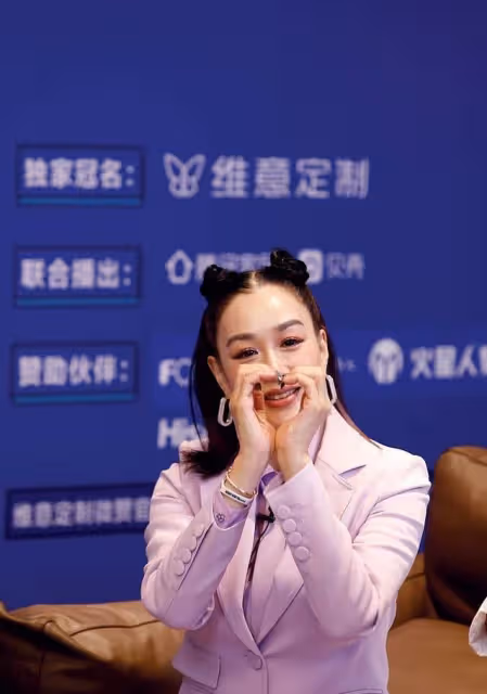 鍾麗緹為了顯嫩也是拼了,頭頂上扎倆小丸子,感覺真挺有個性的
