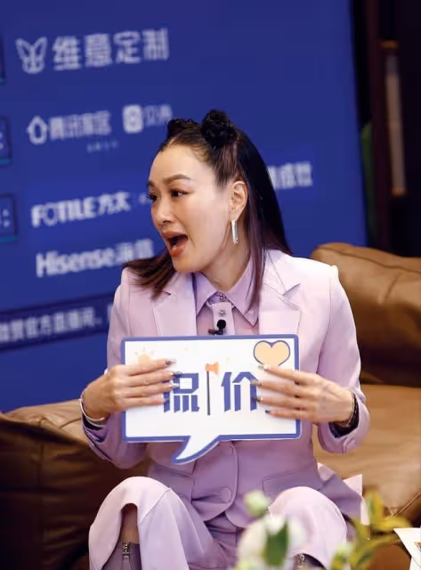 鍾麗緹為了顯嫩也是拼了,頭頂上扎倆小丸子,感覺真挺有個性的