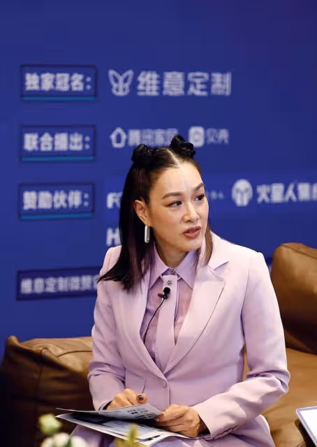 鍾麗緹為了顯嫩也是拼了,頭頂上扎倆小丸子,感覺真挺有個性的