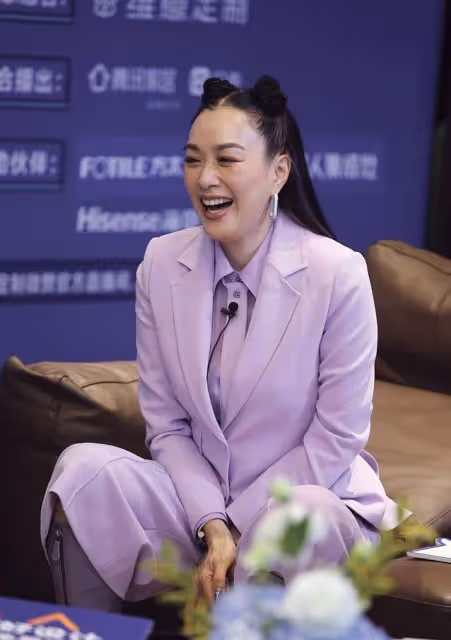 鍾麗緹為了顯嫩也是拼了,頭頂上扎倆小丸子,感覺真挺有個性的