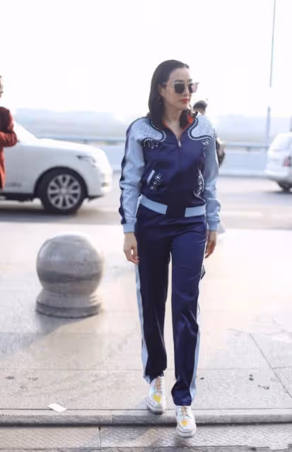 鍾麗緹為了顯嫩也是拼了,頭頂上扎倆小丸子,感覺真挺有個性的