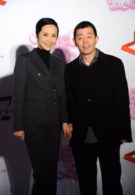 蔣雯麗穿上黑西裝後,感覺挺有女總裁既視感,與老公顧長衛真恩愛