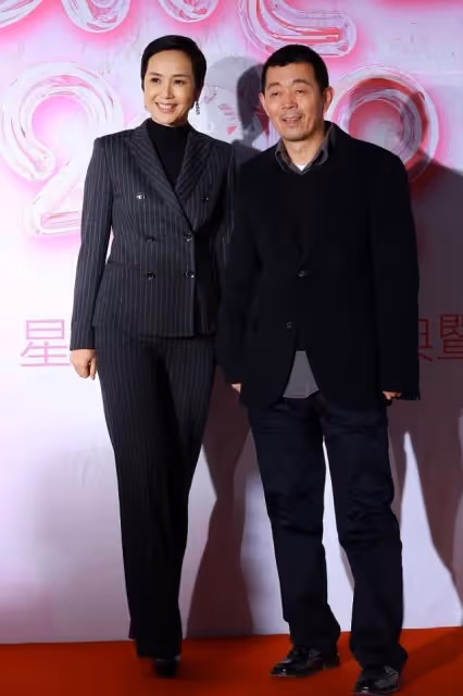蔣雯麗穿上黑西裝後,感覺挺有女總裁既視感,與老公顧長衛真恩愛