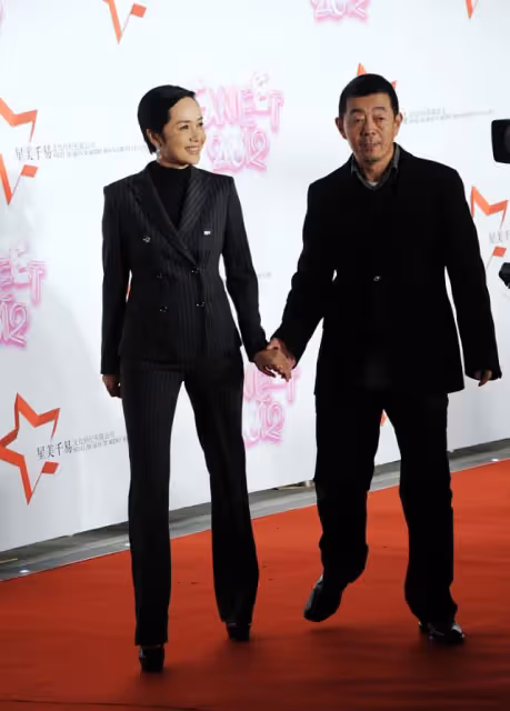 蔣雯麗穿上黑西裝後,感覺挺有女總裁既視感,與老公顧長衛真恩愛