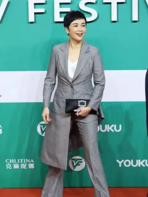 蔣雯麗穿上黑西裝後,感覺挺有女總裁既視感,與老公顧長衛真恩愛