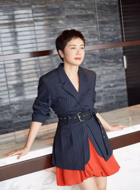 蔣雯麗穿上黑西裝後,感覺挺有女總裁既視感,與老公顧長衛真恩愛