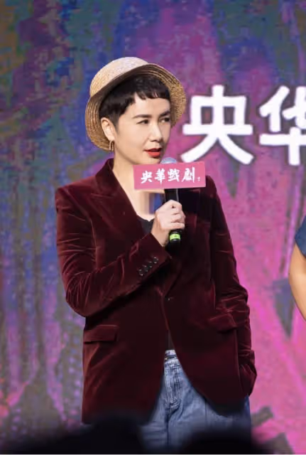 蔣雯麗穿上黑西裝後,感覺挺有女總裁既視感,與老公顧長衛真恩愛