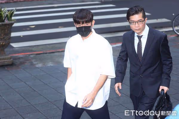 性侵醜聞毀好爸爸人設!宥勝2度出庭「一身白衣」力拚清白