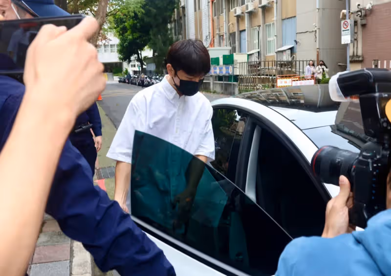 宥勝認了揉胸舔耳女員工！8萬交保臉色鐵青　被問「騷擾被害人」這樣反應