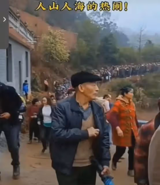 老人過世村民送葬上山,每人發20元,非常熱鬧,知情人:發好幾萬